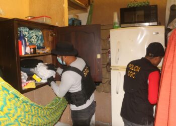 Localizan celulares, objetos punzocortantes y otros ilícitos durante requisa en centro carcelario