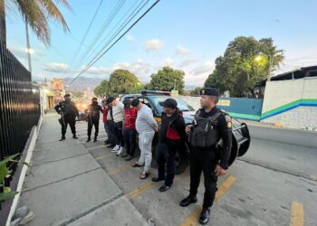 Capturan a 6 hombres por traslado ilegal de armas de fuego en Esquipulas