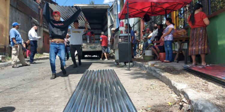 Apoyan a familias afectadas por incendio en zona 7