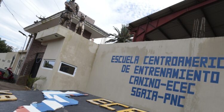 ECEC prepara a personal policial en diferentes especialidades