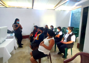 Sesan capacita a mujeres de Petatán sobre la importancia de los cuidados prenatales y la lactancia materna