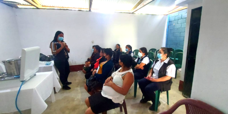 Sesan capacita a mujeres de Petatán sobre la importancia de los cuidados prenatales y la lactancia materna