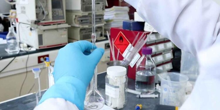 Unos 200 medicamentos y productos afines son analizados para verificar calidad