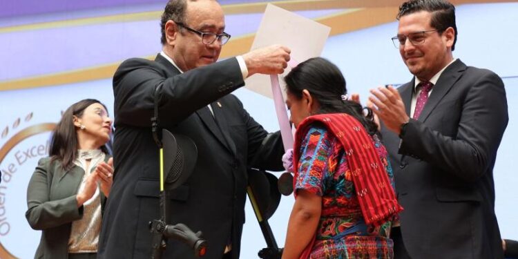 MUJERES GUATEMALTECAS RECIBEN ORDEN DE EXCELENCIA LABORAL