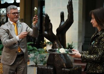 Viceministro de Asuntos Exteriores de Ucrania, Andrii Melnyk, hace el cambio de la Rosa de la Paz