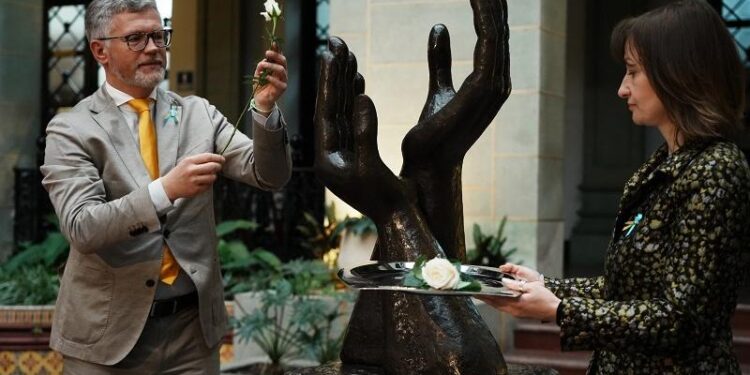 Viceministro de Asuntos Exteriores de Ucrania, Andrii Melnyk, hace el cambio de la Rosa de la Paz