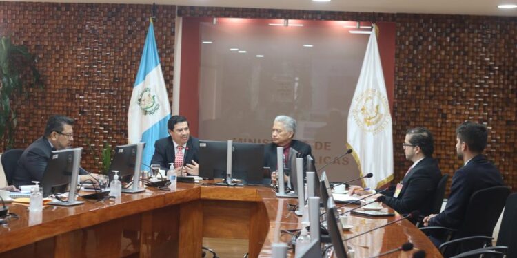 MINFIN expone indicadores macrofiscales a Calificadora de Riesgo Internacional