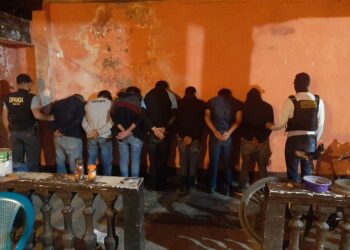 Investigadores antipandillas detienen a 7 personas con marihuana y cocaína