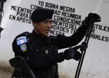 Personal de las Fuerzas Especiales de Policía refuerzan habilidades sobre cabuyería