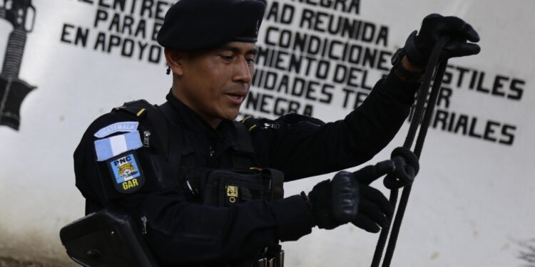Personal de las Fuerzas Especiales de Policía refuerzan habilidades sobre cabuyería