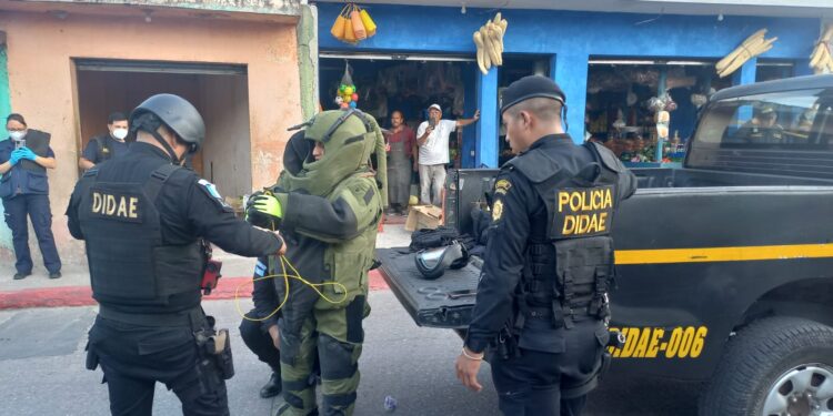 Expertos de la DIDAE destruyen artefacto en zona 18