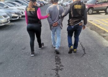 Capturan a extorsionistas y localizan artefacto explosivo en allanamientos