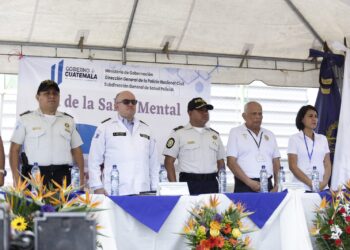 Agentes del distrito central participan en la primera feria de salud mental