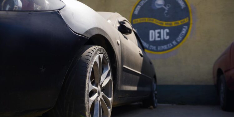 Alertan a ciudadanos por compra de carros con cheques falsos