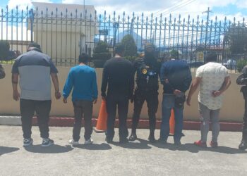 Agentes de la PNC detienen a 5 presuntos asaltantes
