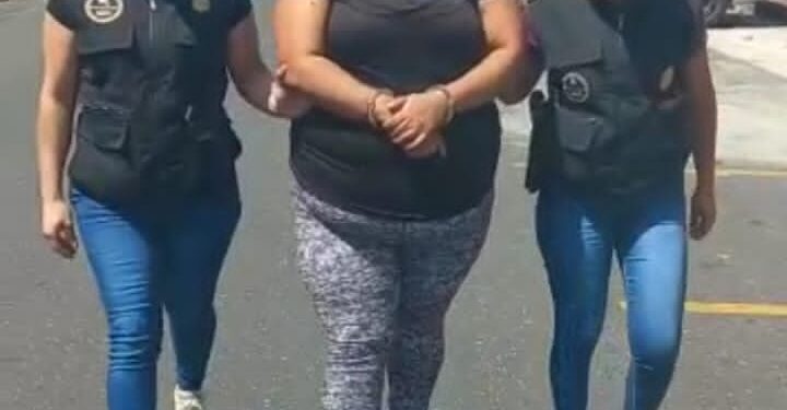 Mujer implicada en asesinar a tres hombres es detenida