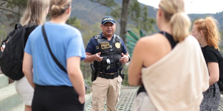 Formación bilingüe fortalece estrategias de seguridad turística