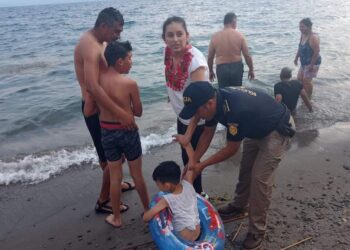Agentes de Disetur rescatan a niños en el lago de Atitlán