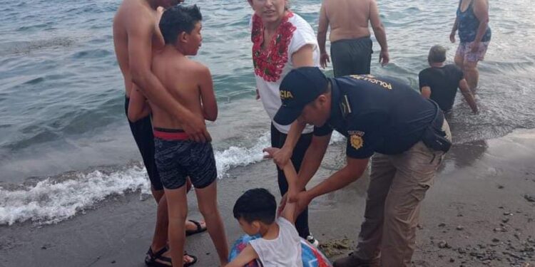Agentes de Disetur rescatan a niños en el lago de Atitlán