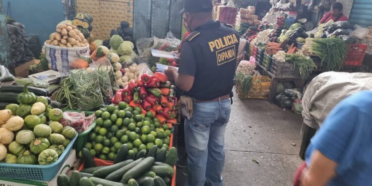 Dipanda fortalece seguridad y acercamiento con vendedores del mercado La Parroquia