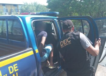 Investigadores capturan a dos personas, incautan droga y armas de fuego en allanamientos