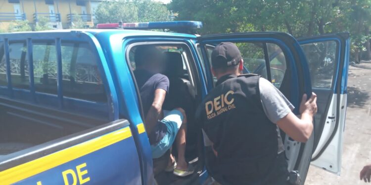 Investigadores capturan a dos personas, incautan droga y armas de fuego en allanamientos