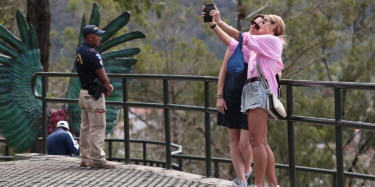 Mingob desarrolla plan de seguridad para Semana Santa