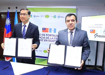 Firman convenio para fortalecer la producción de maíz en Baja Verapaz