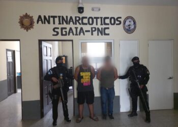 Presuntos coyotes capturados cuando trasladaban a 21 migrantes