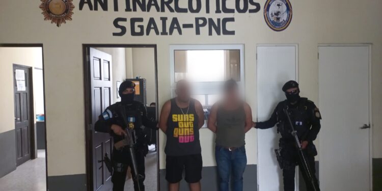 Presuntos coyotes capturados cuando trasladaban a 21 migrantes
