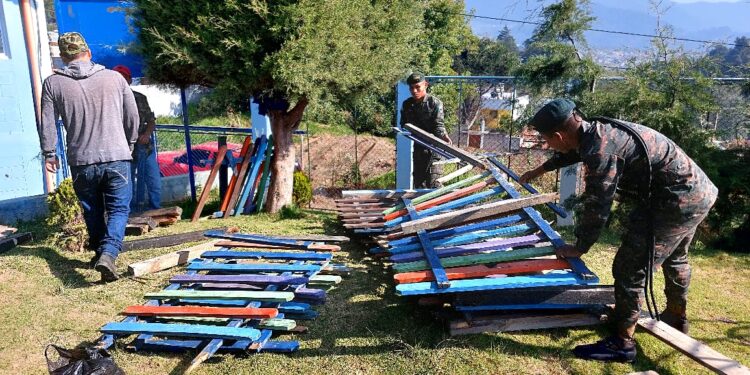 Ejército de Guatemala realiza tareas de remozamiento en establecimientos educativos de San Marcos y Petén.