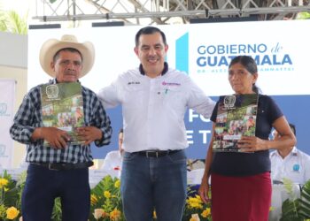 Más de 400 familias de Petén reciben sus escrituras que los acredita como propietarios de las tierras que ocupan