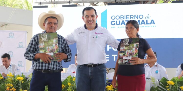 Más de 400 familias de Petén reciben sus escrituras que los acredita como propietarios de las tierras que ocupan