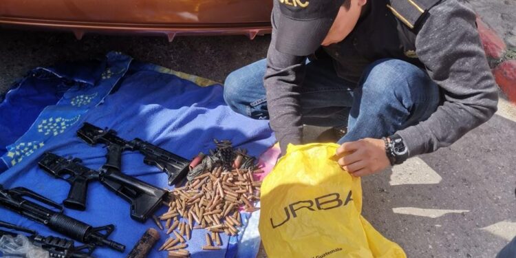 Capturan a pandillero que transportaba arsenal en vehículo