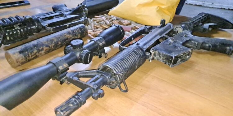 Capturan a pandillero que transportaba arsenal en vehículo