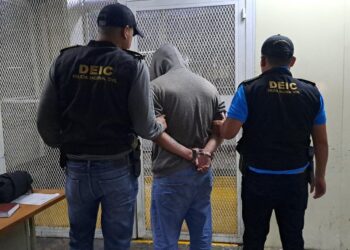 Capturan a pandillero que transportaba arsenal en vehículo