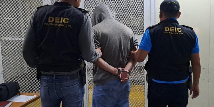 Capturan a pandillero que transportaba arsenal en vehículo