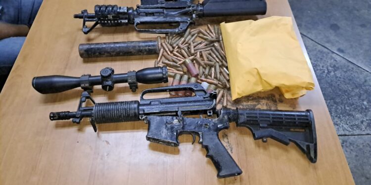 Capturan a pandillero que transportaba arsenal en vehículo