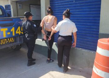 Salvadoreña con alerta internacional es remitida a migración