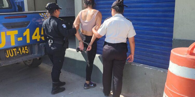 Salvadoreña con alerta internacional es remitida a migración