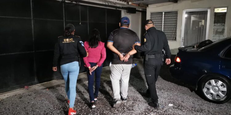 Capturados trasladaban más de Q309 mil en automóvil