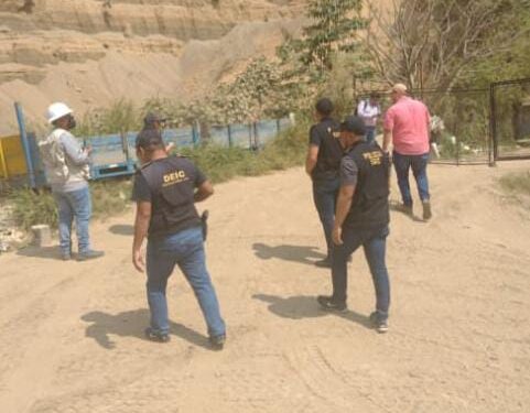 Extraen arena en Río Villa Lobos de forma ilícita en área de Mixco, Guatemala