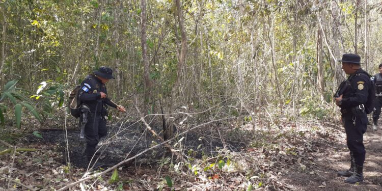 Personal de Diprona apoya en el combate de incendios forestales en Petén