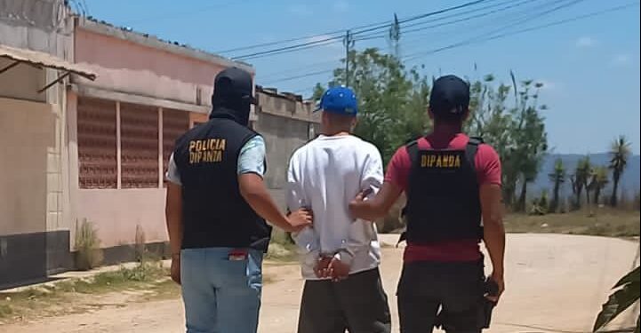 Alias “Gato” es detenido por tener matas de marihuana y un arma de fuego ilegal