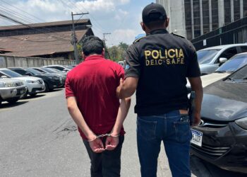 Por el delito de portación ilegal de armas de fuego dos personas son detenidas