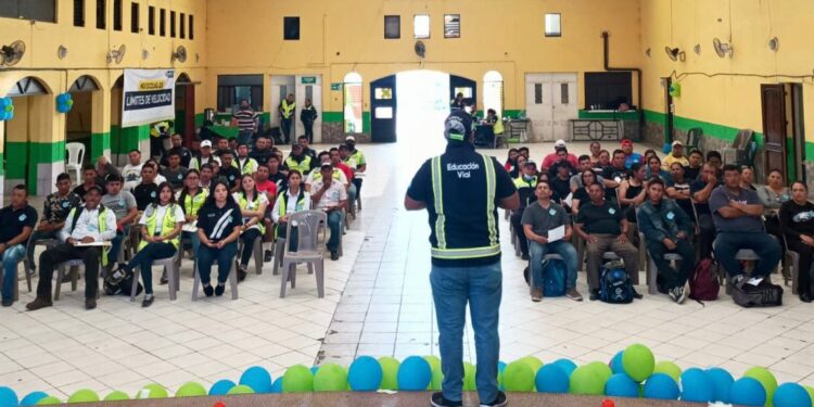Capacitan a motoristas de San Miguel Petapa, Guatemala, sobre riesgos al conducir