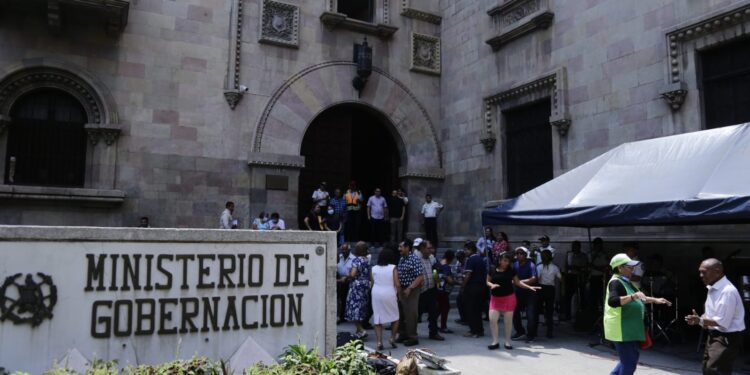 Guatemaltecos disfrutan al ritmo de la Orquesta de la PNC