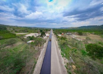 El Ministerio de Comunicaciones trabaja en el mejoramiento de la carretera CA-13 Puerta del Cielo, Melchor de Mencos, Petén.