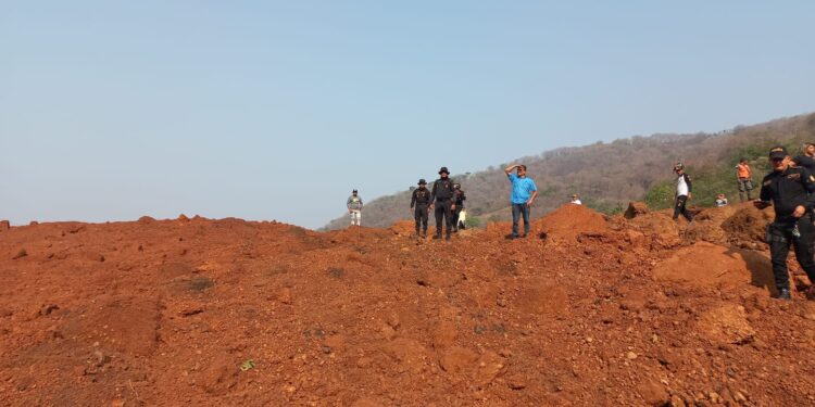 La PNC apoya en área de derrumbe en aldea Las Minas, Casillas, Santa Rosa