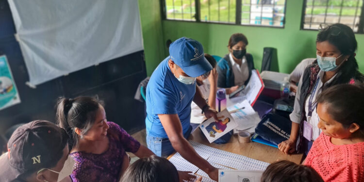 Crecer Sano avanza en capacitación a trabajadores del MSPAS, MIDES y SESAN en el uso de la Mochila Azul